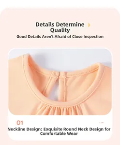 Detail des Rundhalsausschnitts mit Falten und Rückenöffnung am orangefarbenen Baumwollkleid