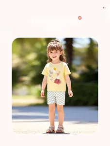 Detalle de conjunto de verano para niña con camiseta de conejo rosa y pantalones cortos