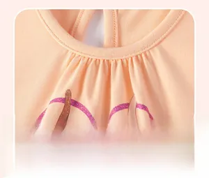 Detailansicht des gesammelten Ausschnitts und lila Glitzerdruck auf pinkem Baumwollkleid