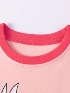 Haut rose en coton pour filles avec encolure côtelée magenta et texture tricotée