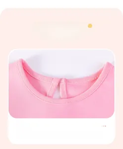 Détail de l'encolure de la robe rose en tricot doux avec finition à bord rond