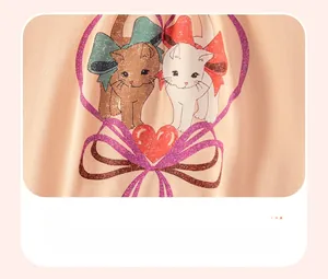 Detail von süßen Zeichentrickkatzen mit lila Paillettenherz auf rosa Baumwollkleid