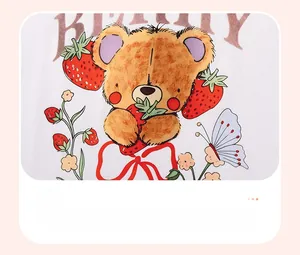 Détail de l'imprimé ours et fraise sur un t-shirt en coton blanc pour filles