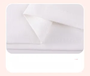 Détail de la couture double sur l'ourlet en coton blanc d'un ensemble d'été pour filles