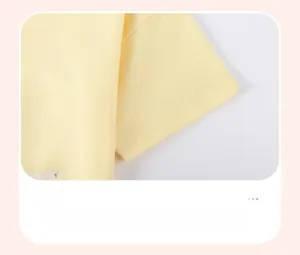 Detalle del puño de algodón con doble costura y estampado de conejo rosa en amarillo