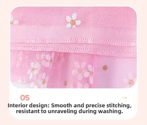 Vue détaillée de la robe en tulle rose avec fleurs de marguerite et coutures soignées