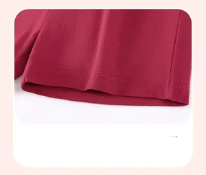 Détail du short en maille de coton bordeaux avec ourlet à double couture robuste