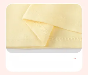 Detalle de la costura de doble aguja en el dobladillo de la camiseta de algodón amarillo