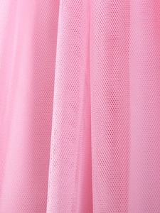 Détail du tissu en tulle rose multicouche pour robe de fille à texture légère