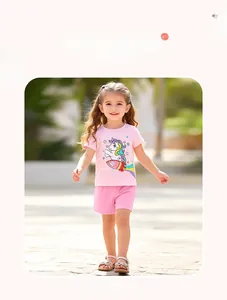 Outdoor-Aufnahme des rosa Mädchen-Sommersets mit Einhorn-Raketen-Print und Shorts