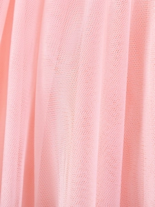 Rosa Tüll-Netzstoff-Detail eines süßen Hasen-Kleids für Mädchen, weiche Sommermode