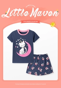 Détail de l'ensemble d'été en coton bleu marine pour filles avec motifs lune et chat