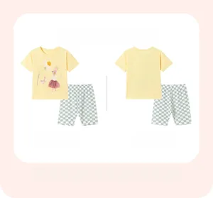 Detalle de camiseta amarilla con aplique de conejo 3D y conjunto de shorts a cuadros verdes