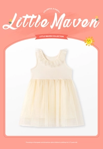 Détail de la robe tutu en tulle crème pour enfant avec encolure à volants légers