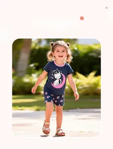 Fillette portant un ensemble été t-shirt bleu marine motif chat et short imprimé assorti
