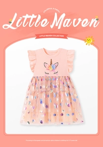 Details des rosa Mädchenprinzessinnenkleides mit Einhorn-Motiv und buntem Tüllrock
