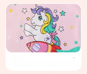 Detail eines rosa Mädchen-Outfits aus Baumwolle mit buntem Einhorn-Raketen-Aufdruck