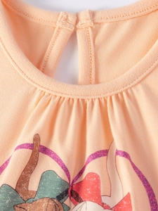 Pfirsichfarbenes Mädchenkleid aus Baumwolle mit gerafftem Ausschnitt und Comic-Prints
