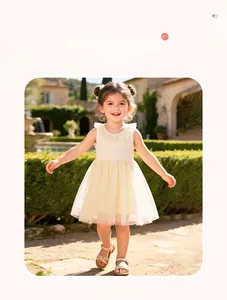 Détail de la robe sans manches blanc cassé pour fille avec col en tulle et jupe évasée