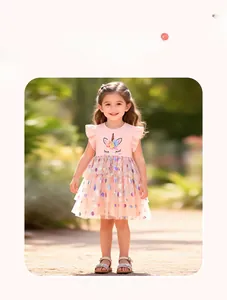 Detail eines rosa Einhorn-Tüllkleids für Mädchen mit bunten Pailletten und Netzrock
