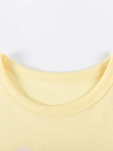 Conjunto de manga corta para niña en amarillo claro con detalle de cuello de algodón
