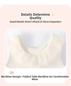 Détail de la robe sans manches crème avec encolure en tulle plissé et tissu en maille douce