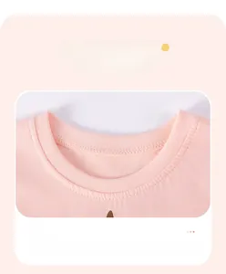 Nahaufnahme des feinen Rippbündchens am Halsausschnitt dieses rosa Kinderkleides