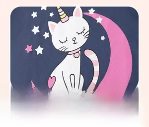 Détail de l'imprimé chat et licorne sur un t-shirt d'été en coton bleu foncé pour enfant