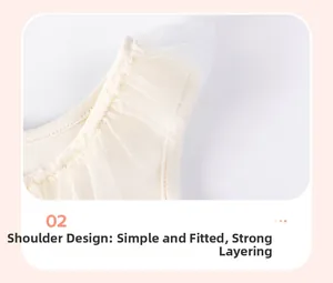 Détail des volants en tulle multicouches et du tissu en maille douce pour fille