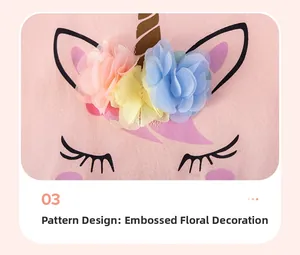 Detail eines rosa Baumwollkleids mit Einhorndruck und bunten 3D-Netzblumen
