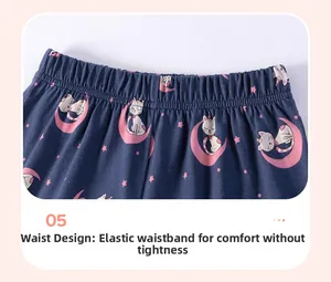 Détail de la taille élastiquée du pantalon de pyjama enfant bleu marine avec chats