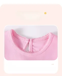 Ausschnitt eines rosa Baumwoll-Mädchenkleids mit Zackenlitze und hinterem Knopfverschluss