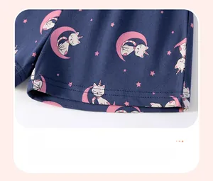 Détail du short en coton bleu marine avec motif rose de lune, étoile et chat