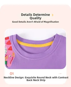 Detail van paarse meisjesjurk met gele nekband en roze geborduurde cartoon dinosaurus