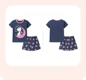 Détail pyjama fille en coton bleu marine avec imprimé licorne chat et col rose contrasté