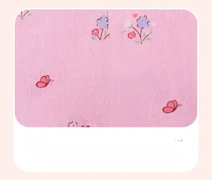 Detail aus rosa Baumwollstoff mit zartem Blumenmuster und Schmetterlingsdruck für Kinder