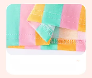 Detail von bunt gestreiftem Baumwollstoff mit professioneller Doppelnadel-Saumnaht