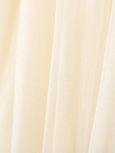 Détail de la robe de princesse en tulle crème avec texture en maille plissée et élégante