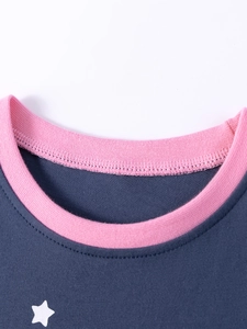 Haut fille à manches courtes en coton bleu marine avec motif étoiles et col rose