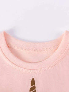 Ausschnitt eines rosa Baumwoll-Prinzessinnenkleids mit feiner Naht und Einhorn-Druck