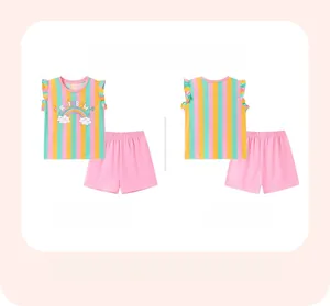 Vorder- und Rückansicht des Mädchen-Baumwollsets mit Regenbogenstreifen und rosa Shorts