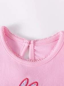 Rosa Mädchenkleid aus Baumwolle mit Wellensaum-Ausschnitt und süßer Hasen-Applikation