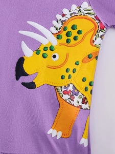 Paarse meisjesjurk met schattige gele triceratops-applicatie en bloemenborduurwerk