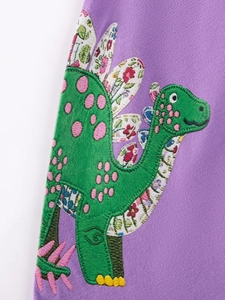 Paarse meisjesjurk met gedetailleerd dinosaurusborduurwerk en bloemenstofpatronen