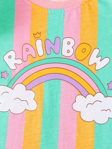 Gestreiftes Mädchen-Oberteil mit buntem Regenbogen-Print und süßen Wolken-Details