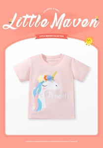 Détail du t-shirt rose en coton avec motif licorne et fleurs en tulle 3D