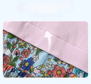 Détail de robe bébé fille avec col côtelé rose et tissu en coton à motif lapin