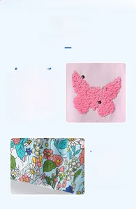 Détail de papillon en paillettes roses et motif floral avec couture à double aiguille