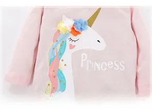 Dettaglio maglietta rosa a maniche lunghe da bambina con fiori 3D su stampa unicorno