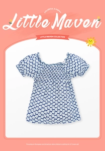 Détail d'un haut floral pour filles avec tissu bleu marine et manches bouffantes